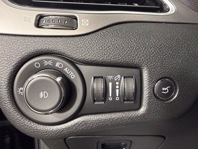 2021 Jeep Cherokee Limited w/ HEATED LEATHER