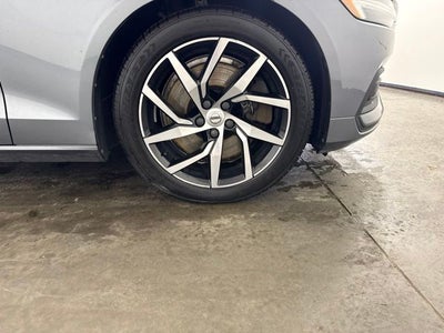 2019 Volvo S60 T6 Momentum w/ PANO MOONROOF