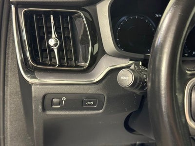 2019 Volvo S60 T6 Momentum w/ PANO MOONROOF