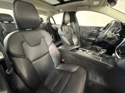 2019 Volvo S60 T6 Momentum w/ PANO MOONROOF