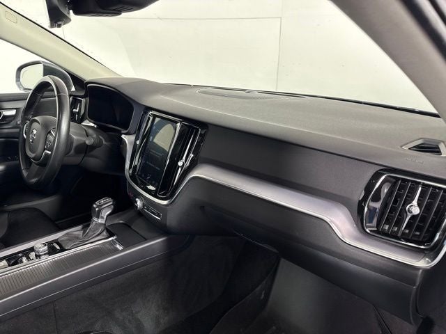 2019 Volvo S60 T6 Momentum w/ PANO MOONROOF