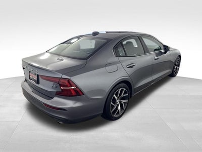 2019 Volvo S60 T6 Momentum w/ PANO MOONROOF