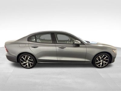 2019 Volvo S60 T6 Momentum w/ PANO MOONROOF