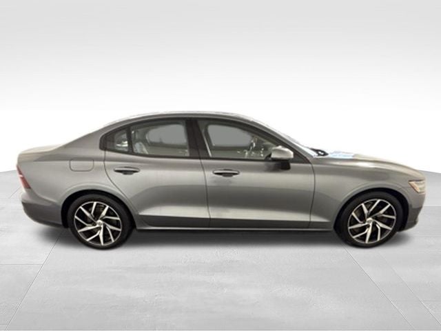 2019 Volvo S60 T6 Momentum w/ PANO MOONROOF
