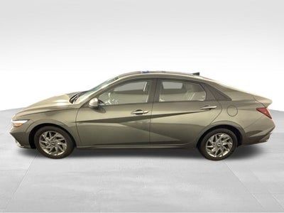 2024 Hyundai Elantra SEL w/ LANE KEEP ASSIST