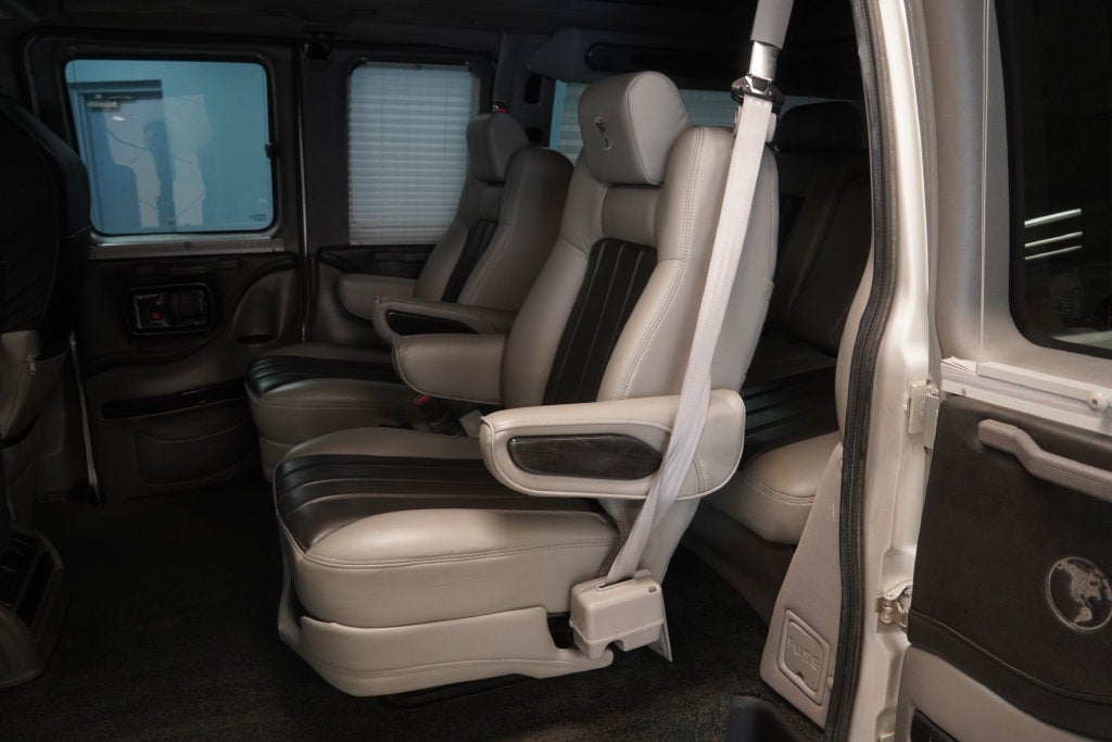 2013 GMC Savana 1500 Upfitter EXPLORER SE CONVERSION ( AWD )
