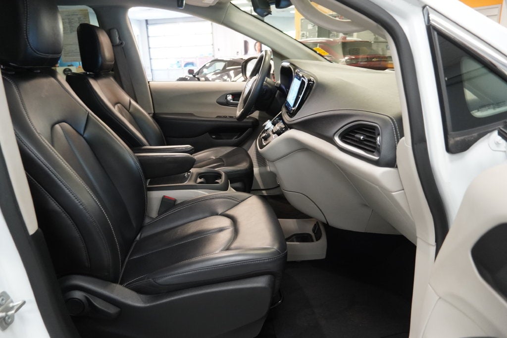 2023 Chrysler Pacifica Hybrid Touring L
