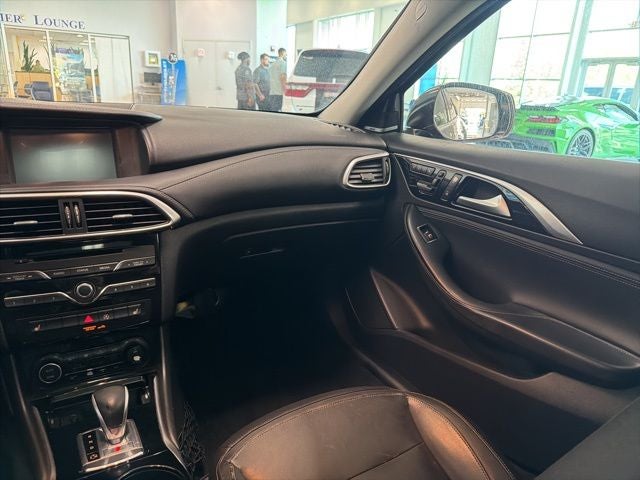 2017 INFINITI QX30 Premium