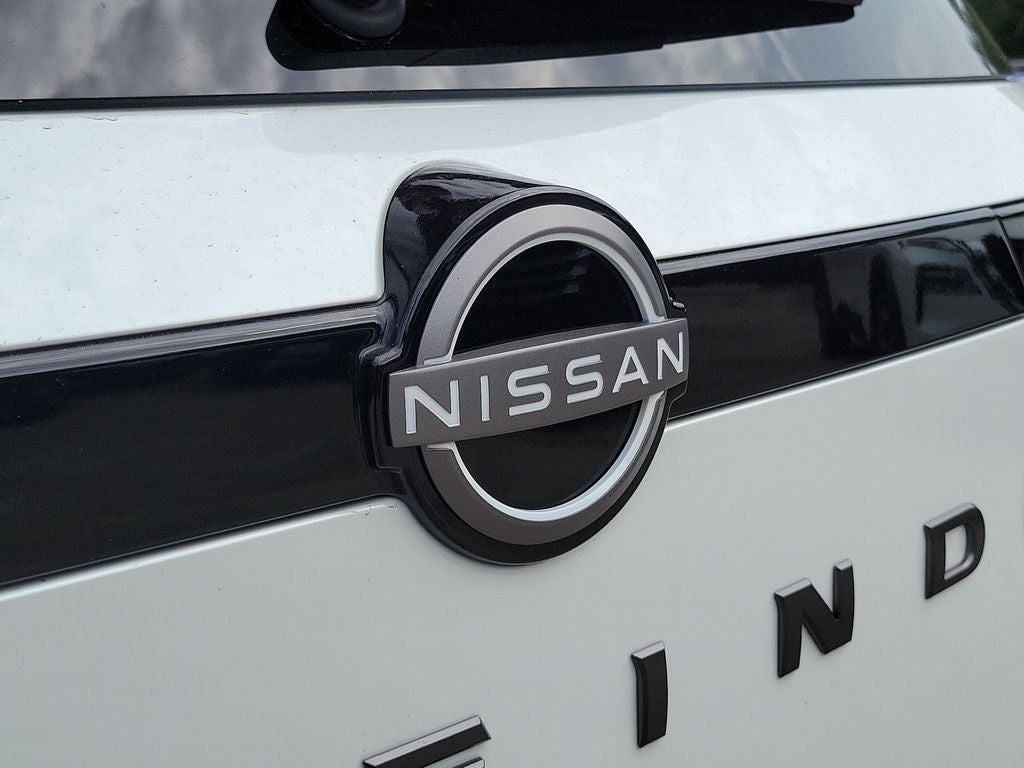 2026 Nissan Pathfinder Platinum Captain Chairs