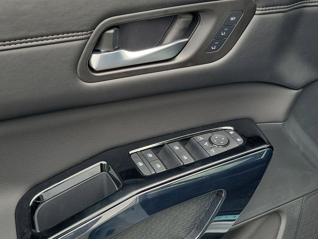 2026 Nissan Pathfinder Platinum Captain Chairs
