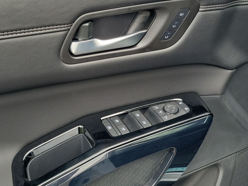 2026 Nissan Pathfinder Platinum Captain Chairs