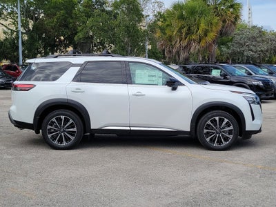 2026 Nissan Pathfinder Platinum Captain Chairs