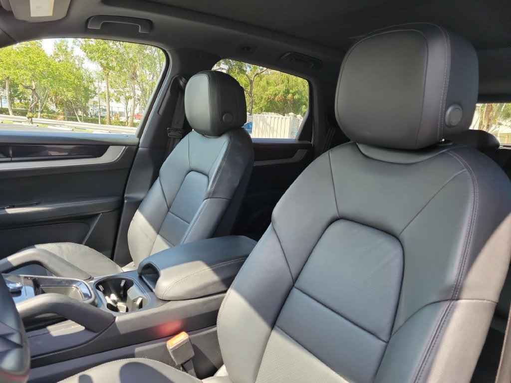 2025 Porsche Cayenne Base Premium