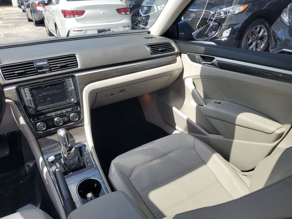 2018 Volkswagen Passat 2.0T SE w/Technology