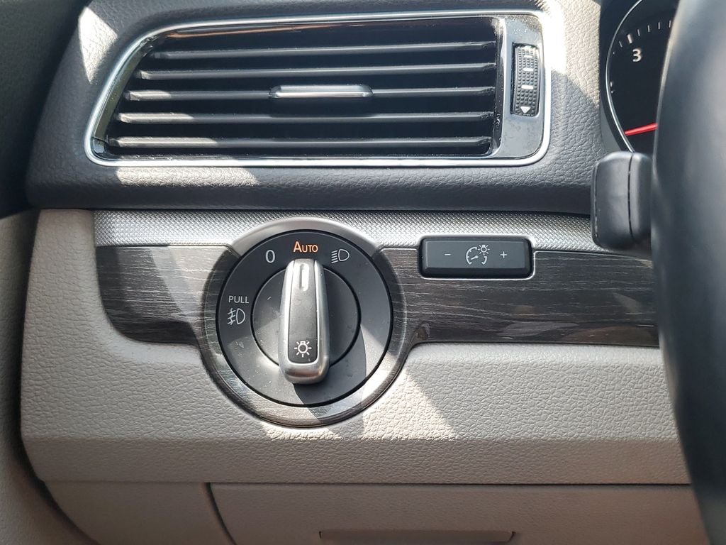 2018 Volkswagen Passat 2.0T SE w/Technology