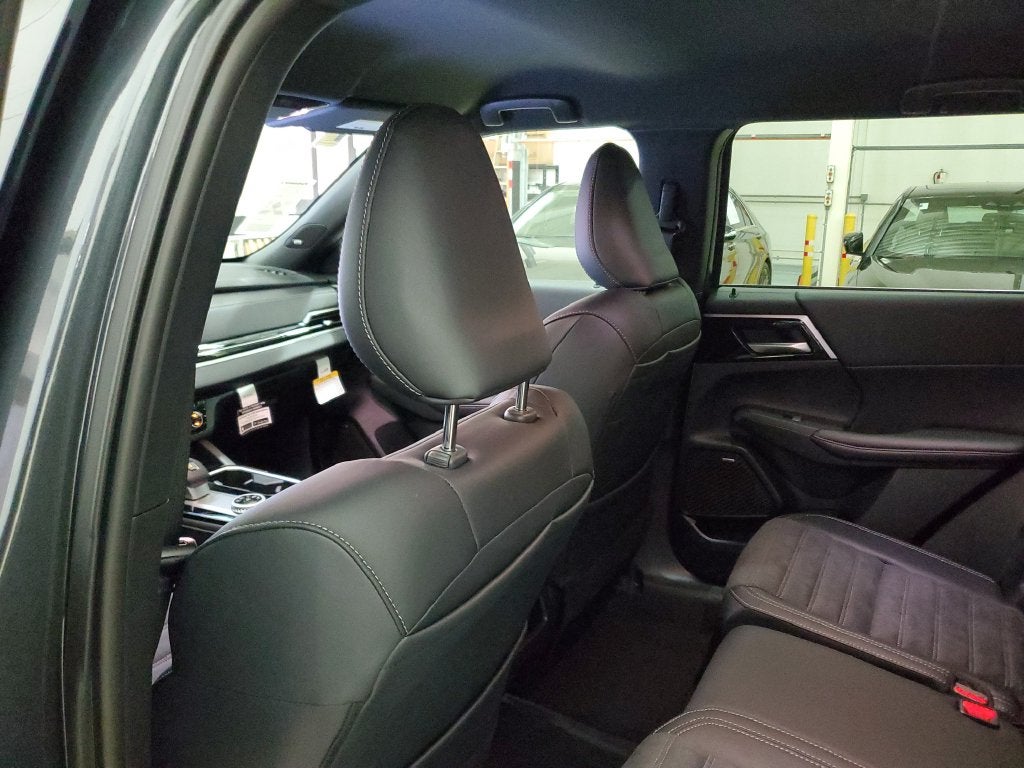 2026 Mitsubishi Outlander LE