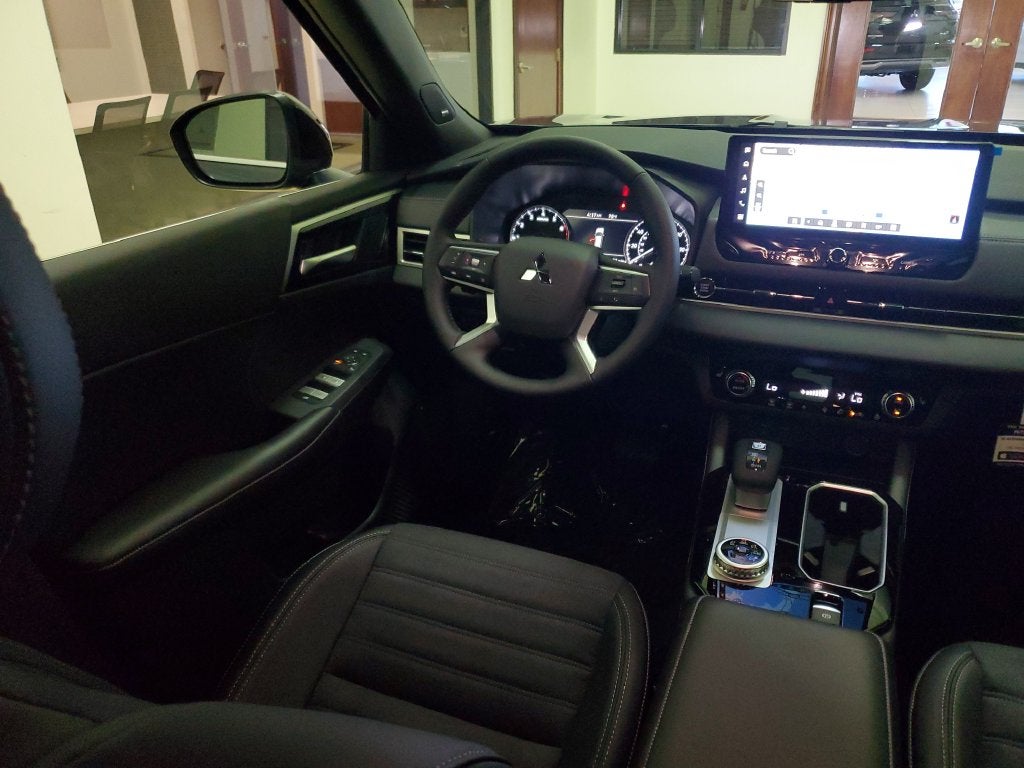 2026 Mitsubishi Outlander LE