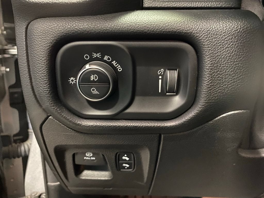 2020 RAM 1500 Big Horn Crew Cab 4x4 5'7" Box