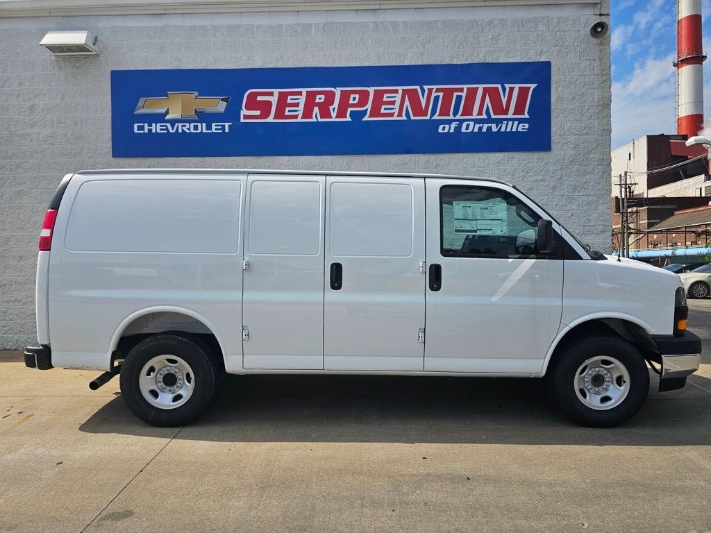 2025 Chevrolet Express Cargo WT