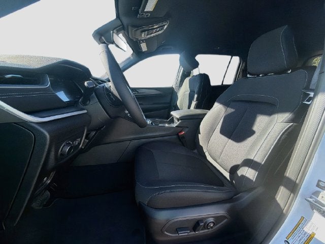 2027 Jeep Grand Cherokee Laredo