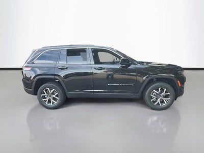 2027 Jeep Grand Cherokee Laredo