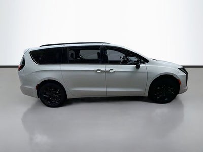 2027 Chrysler Pacifica Limited