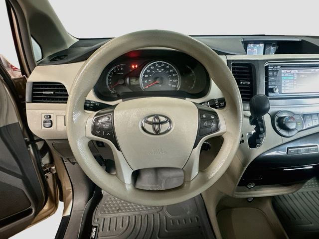2014 Toyota Sienna LE 8 Passenger