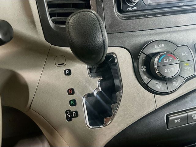 2014 Toyota Sienna LE 8 Passenger