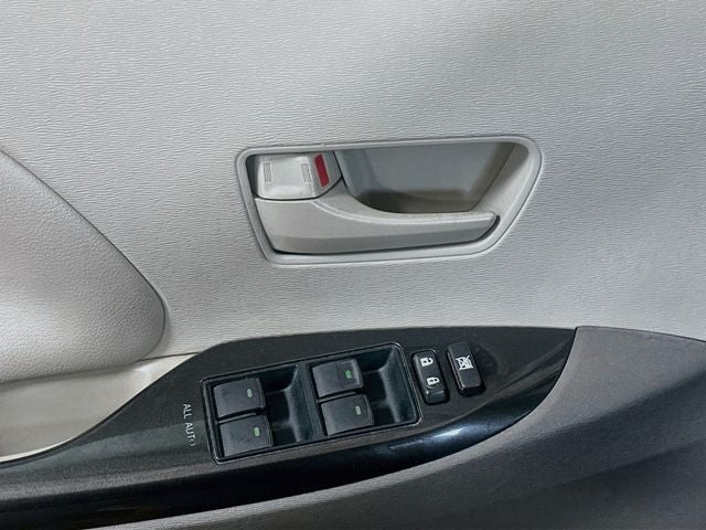 2014 Toyota Sienna LE 8 Passenger