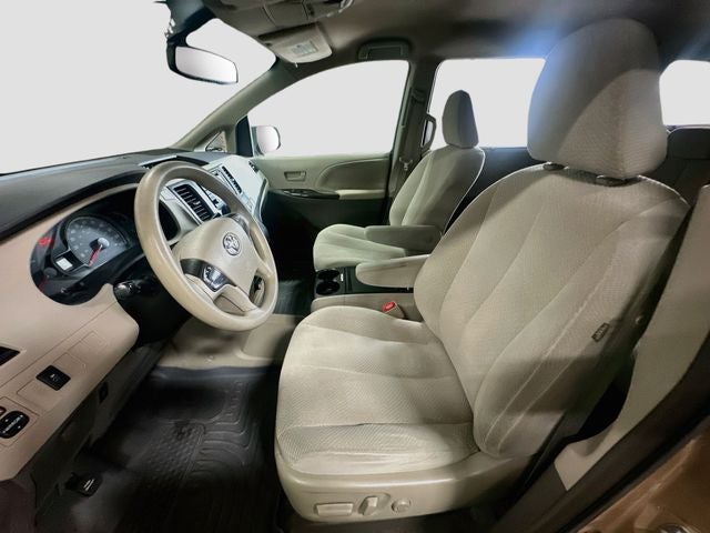 2014 Toyota Sienna LE 8 Passenger