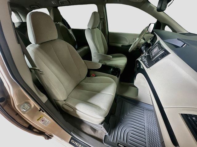 2014 Toyota Sienna LE 8 Passenger