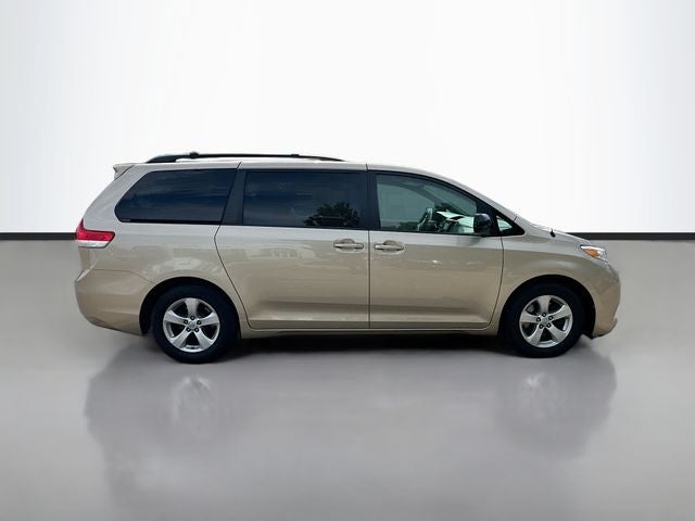 2014 Toyota Sienna LE 8 Passenger