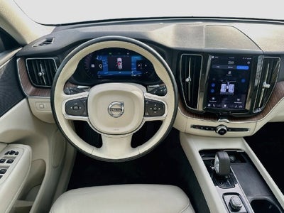 2022 Volvo XC60 B5 Momentum AWD