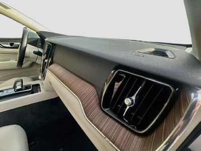 2022 Volvo XC60 B5 Momentum AWD